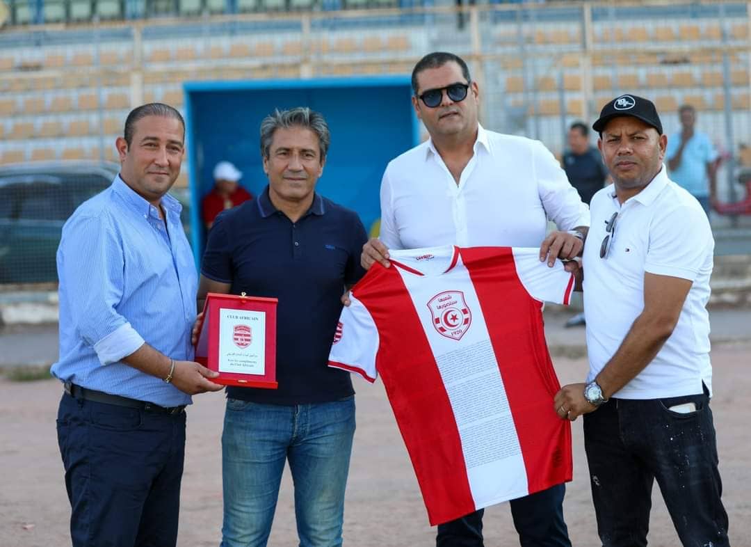 الإفريقي يكرم الكوكي مدرب  شباب بلوزداد